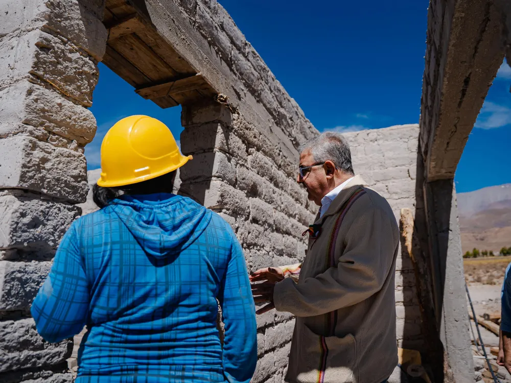 el-gobernador-visito-las-familias-y-superviso-los-trabajos-reconstruccion-laguna-blanca-4