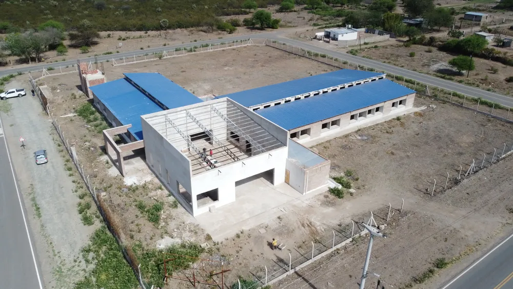 IES “Sebastián Corpacci” avanza la instalación del techo y colocación de piso