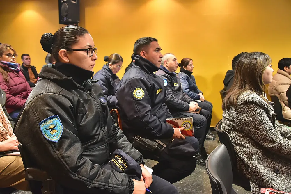 Capacitación sobre el manejo de conducta suicida a agentes de la Policía.