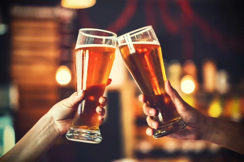 web-toast-brindis-beer-shutterstock_483513562-ievgenii-meyer-ai1