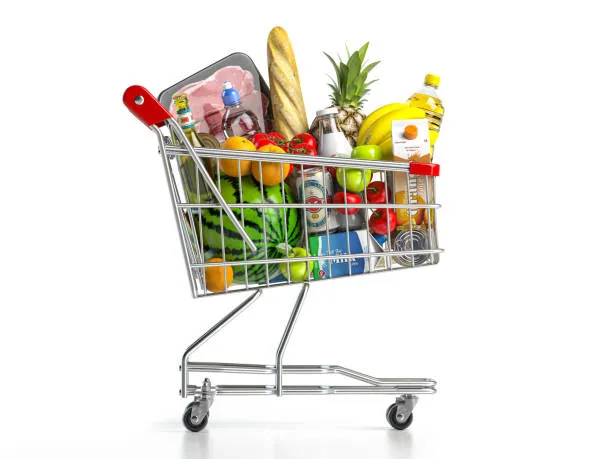 carro-de-la-compra-lleno-de-comida-aislada-sobre-blanco-concepto-de-tienda-de-comestibles-y