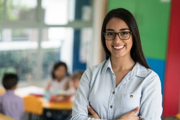 retrato-de-un-feliz-profesor-de-américa-latina-en-la-escuela