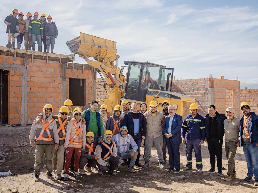Raúl supervisó la reactivación de la obra de viviendas en el Loteo Fernández