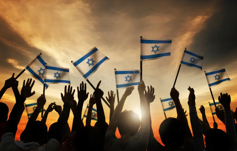 siluetas-de-la-gente-que-sostiene-la-bandera-de-israel-44545409