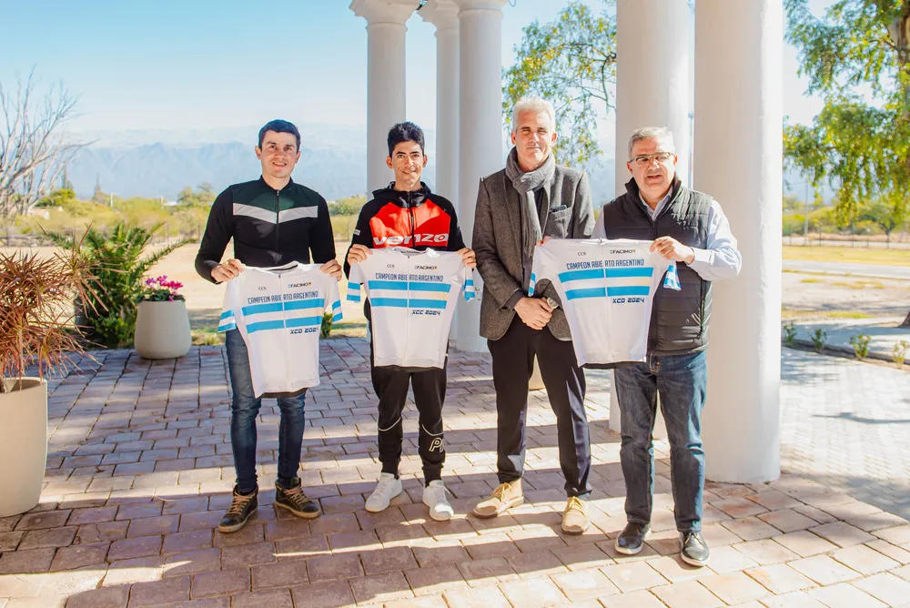 El Gobernador recibió a los campeones argentinos de ciclismo de montaña Álvaro Macías y Hernán Jais